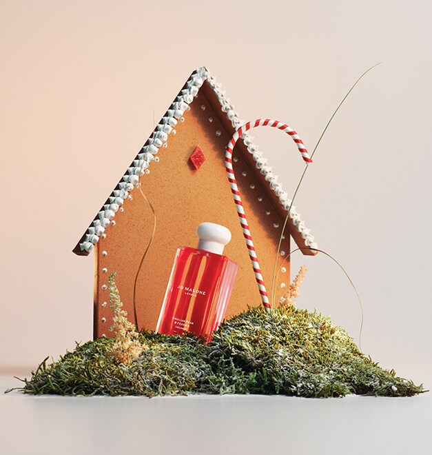 Jo Malone London Christmas Gingerbread House with English Pear and Freesia special edition