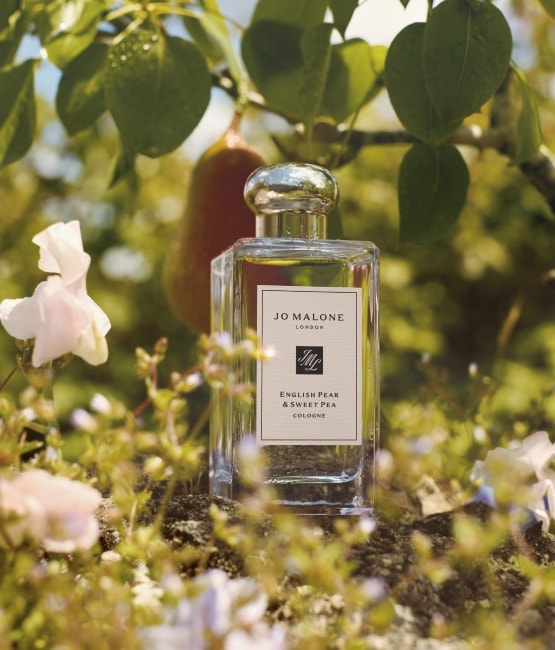 Jo Malone London | English Pear & Sweet Pea colonge outside in greenery 