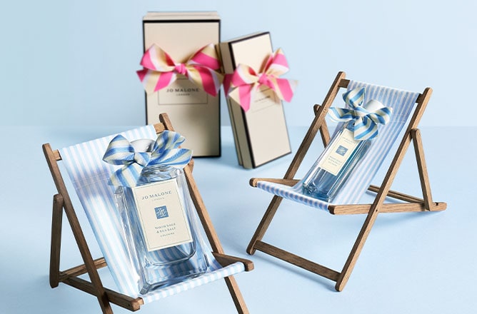 Special-Edition WS&SS Colognes on deckchairs with Jo Malone London cream box with pink ribbon