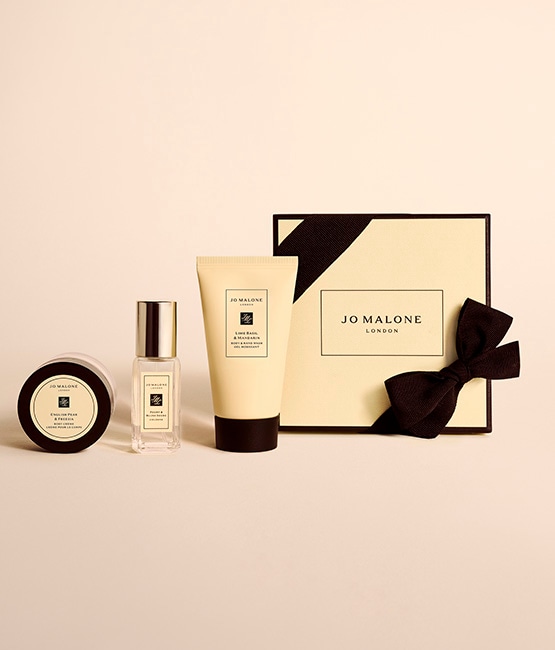 Jo Malone London | English Pear & Sweet Pea colonge outside in greenery 